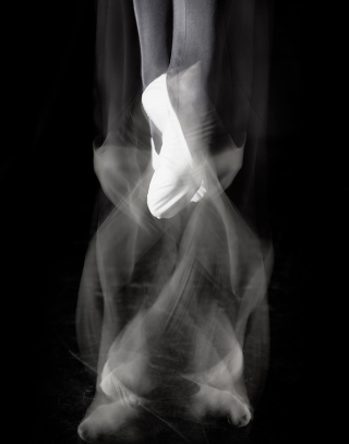 Illustration for article titled These Mesmerizing Photos Capture Dynamic Ballet Dancers in Midair